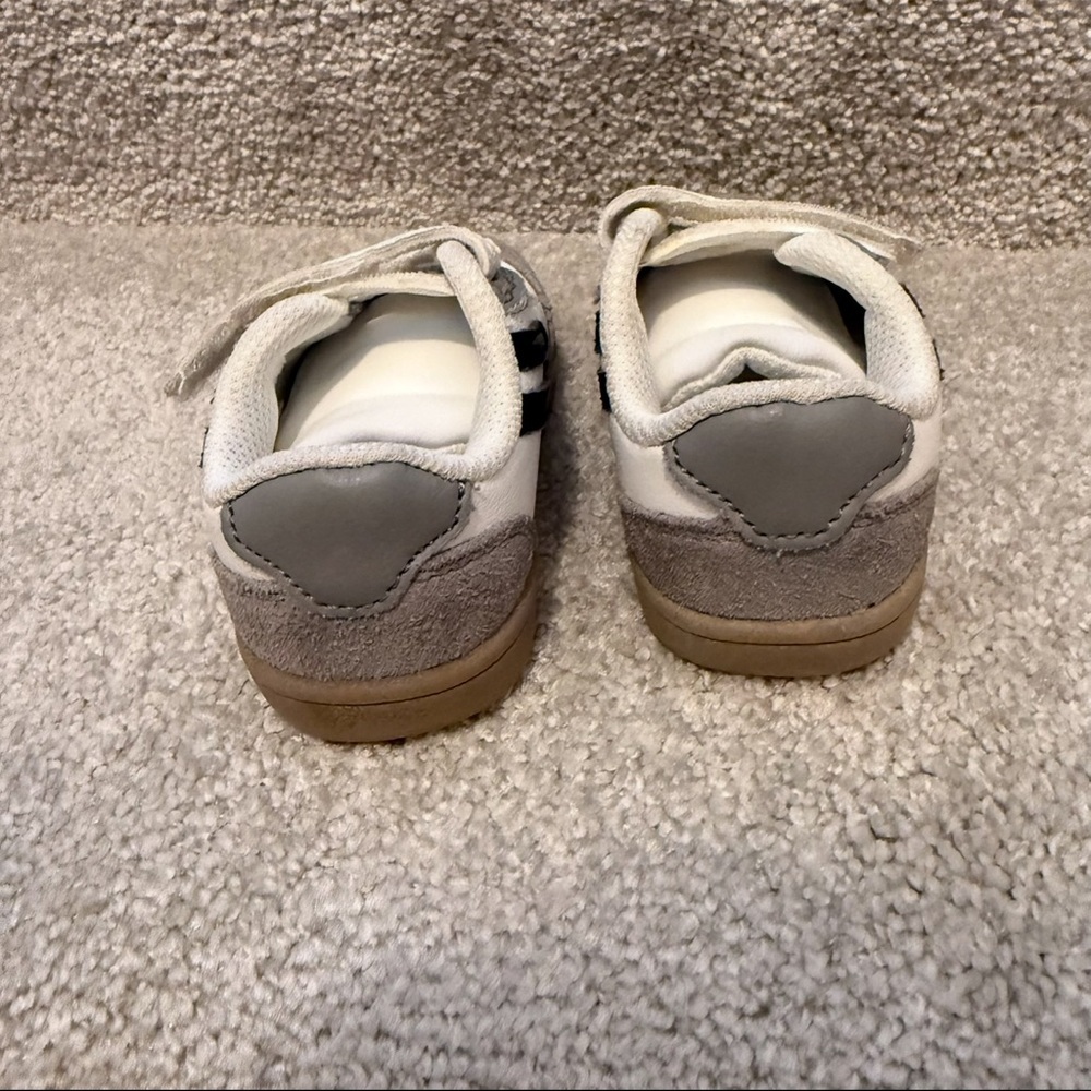 Cat and Jack size 5 leather sneakers - Picture 4 of 5